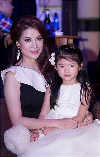Hai mẹ con Trương Ngọc Ánh phải đi diễn thời trang cùng bà ngoại, vì ba của Bảo Tiên, diễn viên Trần Bảo Sơn đang có chuyến đi quảng bá phim 'Ngôi nhà trong hẻm' tại Mỹ. 