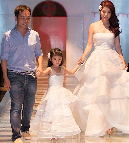 Hai mẹ con mặc hai chiếc đầm trắng có đính đá quý tinh xảo.