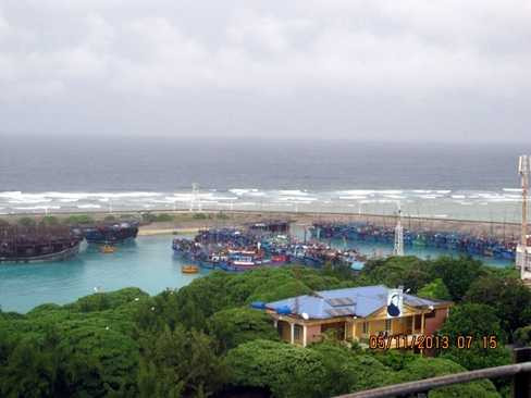 Tàu cá tránh áp thấp tại âu tàu dảo Song Tử Tây, ngày 5/11