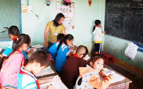 Học sinh phải chen chúc học tạm trong nhà kho của Hợp tác xã nông nghiệp Hoài Nhơn.