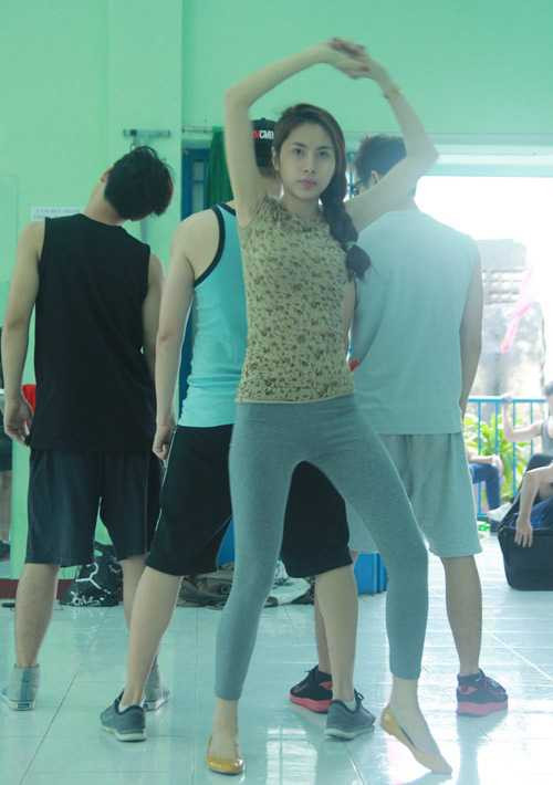 Thủy Tiên mặt mộc tập nhảy