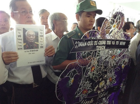 TP.HCM: Xúc động giây phút dâng hương viếng Đại tướng