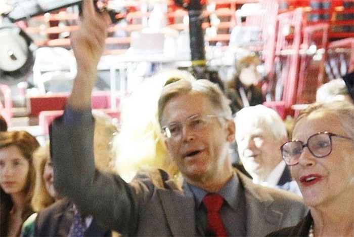 10. Jim Walton Giá trị tài sản ròng: 35,1 tỷ USD Thay đổi giá trị tài sản ròng từ đầu năm: 11,6% Nguồn gốc tài sản: Wal-Mart Công dân nước: Mỹ Nguồn ảnh: Reuters 