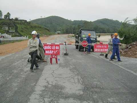 Quốc Lộ 8A trưa ngày 17 vẫn chưa thể lưu thông do nước lũ ngập đường (Ảnh: Hồng Thắng)