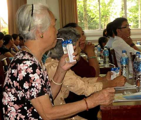 Vinamilk chăm sóc sức khoẻ người cao tuổi Kiên Giang