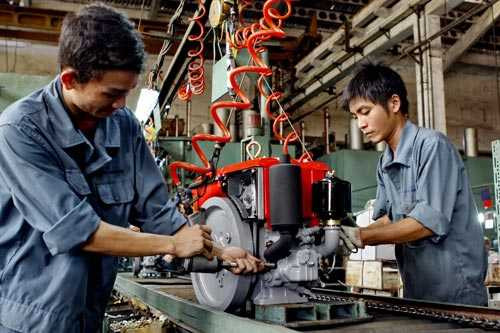 Kinh tế còn nhiều khó khăn nhưng báo cáo của Chính phủ nói yếu kém còn chung chung. Trong ảnh: Dây chuyền lắp ráp máy động lực tại Công ty Máy nông nghiệp miền Nam (Đồng Nai) Ảnh: HỒNG THÚY