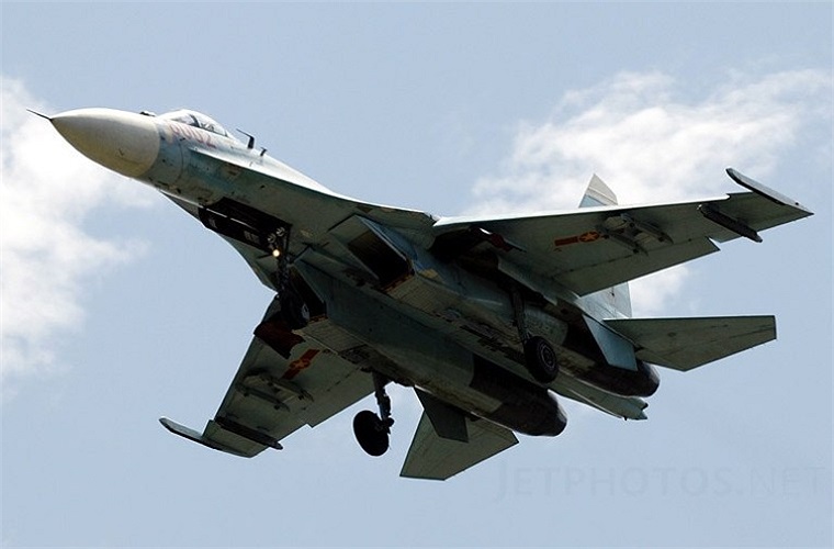 Việt Nam hiện có hơn 30 chiếc tiêm kích đa năng hiện đại Su-27/30. Trong ảnh là tiêm kích đa năng Su-27SK – chiến đấu cơ thế hệ 4 đầu tiên được nhập khẩu từ những năm 1990. 