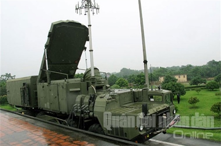 Hệ thống S-300PMU-1 có những “mắt thần” điều khiển hỗ trợ hiện đại gồm đài radar chiếu xạ và điều khiển 30N6E có khả năng theo dõi cùng lúc 12 mục tiêu và dẫn tên lửa bắn hạ 6 mục tiêu cùng lúc. 