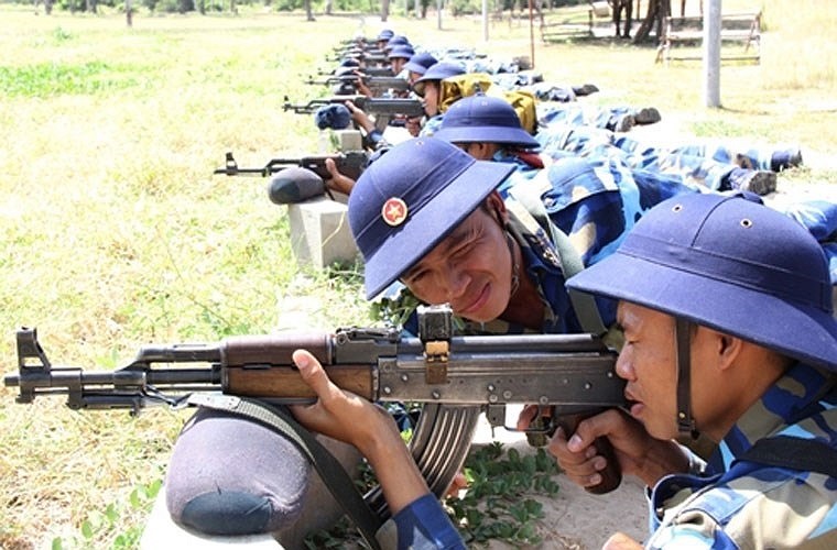 Đầu tiên phải kể đến khẩu súng trường tiến công AK-47 – một trong những khẩu súng thông dụng nhất thế kỷ 20, hơn 100 triệu khẩu được chế tạo và có mặt ở hơn 50 quốc gia (chưa kể các tổ chức vũ trang). Thậm chí, khẩu AK còn được xuất hiện trên lá cờ n