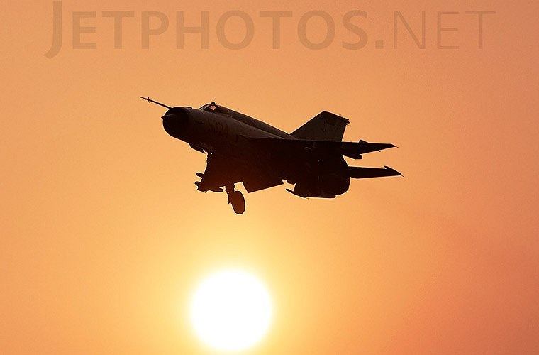 Trong lực lượng Không quân Nhân dân Việt Nam, vũ khí huyền thoại của Liên Xô đầu tiên phải nhắc tới chính là tiêm kích đánh chặn hạng nhẹ MiG-21. Thế giới đã công nhận MiG-21 là máy bay phản lực được sản xuất nhiều nhất trong lịch sử hàng không (10.3