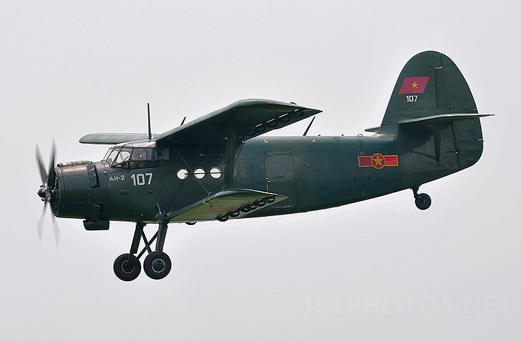 Máy bay vận tải An-2 do Liên Xô chế tạo được cung cấp cho Việt Nam trong kháng chiến chống Mỹ cũng xứng danh là một huyền thoại trên thế giới. Chiếc máy bay thiết kế cổ điển 2 tầng cánh này ra đời năm 1947, hơn 18.000 được chế tạo tới tận 1992. Tuy b