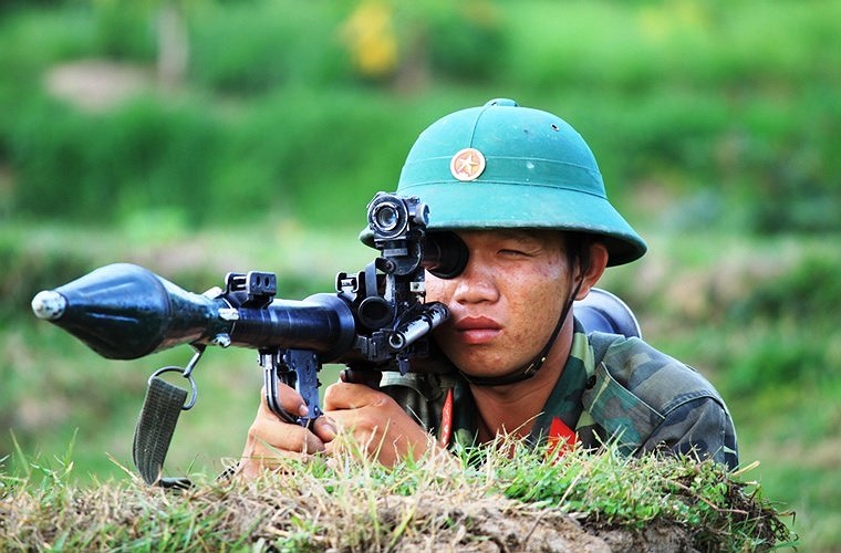 Công nghiệp quốc phòng Việt Nam đã tự chủ hoàn toàn công nghệ sản xuất RPG-7 và AKM để trang bị đại trà cho quân đội. Không những thế, ta còn chế tạo được một số kiểu đạn cải tiến theo mẫu của Nga dùng cho RPG-7.