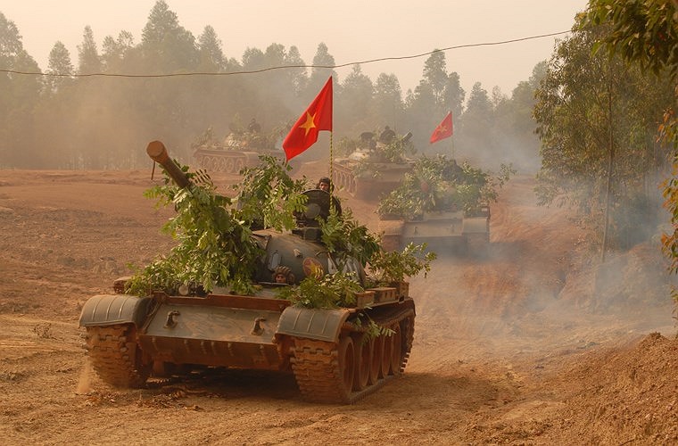 Một loại vũ khí lục quân huyền thoại nữa cũng trang bị trong QĐND Việt Nam, đó chính là xe tăng chiến đấu chủ lực T-54. Mẫu tăng này được Liên Xô sản xuất sau chiến tranh thế giới thứ 2 với khoảng 95.000 chiếc xuất xưởng (ở cả Liên Xô và các nước khá