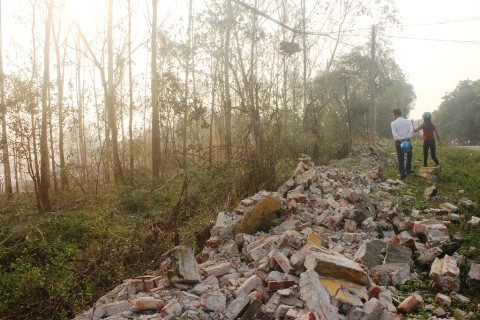  Bức tường quanh nhà máy sản xuất pháo hoa đổ sập.