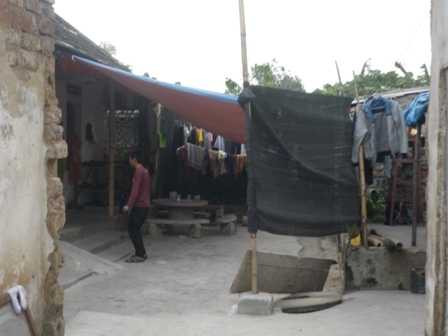 Một học viên Lô Hội bật nhạc sàn, nhảy múa điên cuồng giữa ban ngày