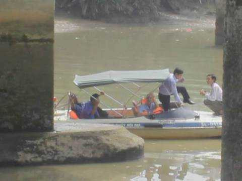 TP.HCM, xà lan, cầu Bà Sáu, phong tỏa, vướng gầm cầu