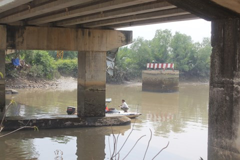 TP.HCM, xà lan, cầu Bà Sáu, phong tỏa, vướng gầm cầu
