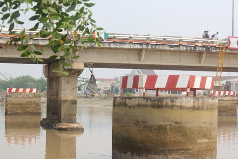 TP.HCM, xà lan, cầu Bà Sáu, phong tỏa, vướng gầm cầu