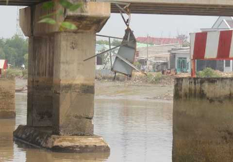 TP.HCM, xà lan, cầu Bà Sáu, phong tỏa, vướng gầm cầu