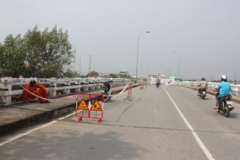 TP.HCM, xà lan, cầu Bà Sáu, phong tỏa, vướng gầm cầu