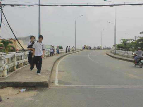 TP.HCM, xà lan, cầu Bà Sáu, phong tỏa, vướng gầm cầu