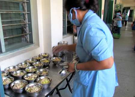 Chia phần ăn cho học sinh ở trường tiểu học Tân Lập 1 trong bữa ăn trưa ngày 1/11 