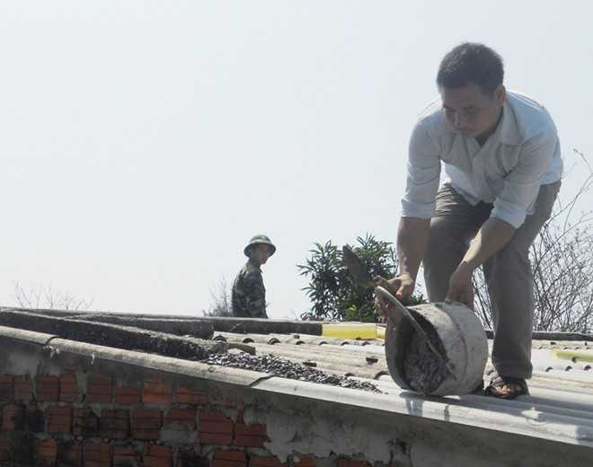 Gấp rút chèn chống nhà. 