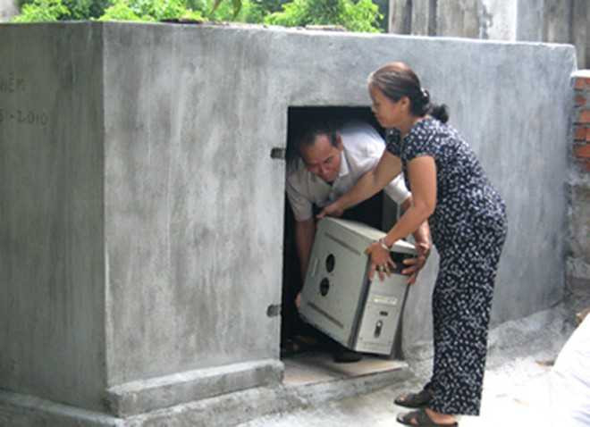 Người dân Quảng Ngãi xây hầm bằng bê tông để trú bão. 