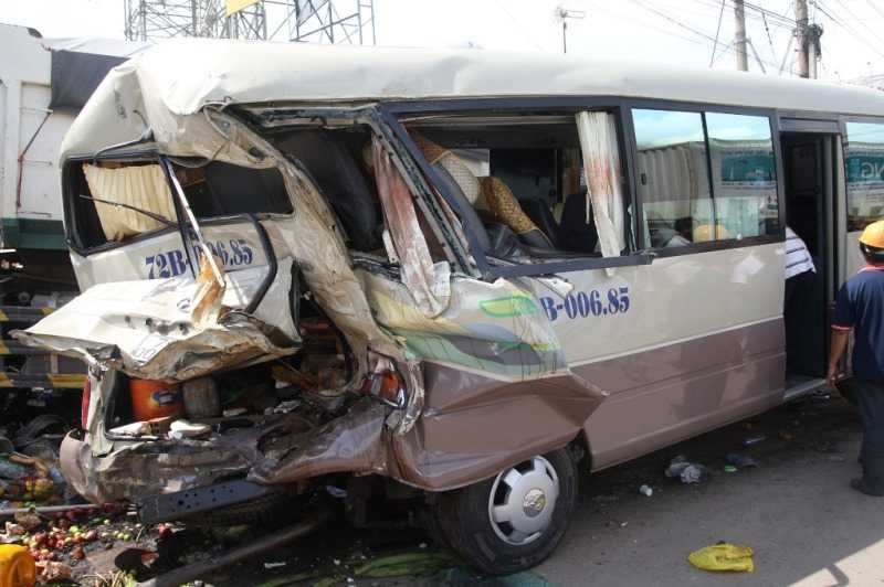 Xe ben 'đại náo' quốc lộ, nhiều người bị thương nặng