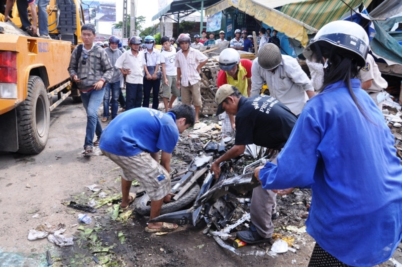 Xe ben 'đại náo' quốc lộ, nhiều người bị thương nặng