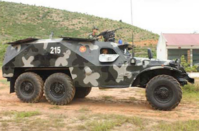 Xe BTR-152 tuy không được trang bị chân vịt để bơi trên mặt nước, nhưng nhờ gầm xe cao nên nó thể vượt qua khu vực ngập sâu. 