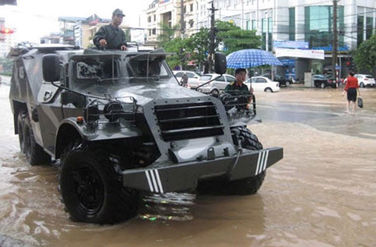  Với trọng lượng lớn, vỏ thép dày, động cơ diesel cực khỏe, BTR-152 hoàn toàn có thể di chuyển tốt trong gió bão mạnh. Một chiếc BTR-152 có thể chở tới 18 người hoặc hơn một chút. 