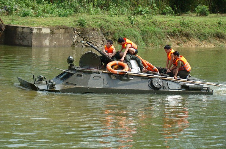 Khác với BTR-152, BRDM-2 thiết kế với chân vịt 4 lá đặt ở đuôi cho phép di chuyển trên mặt nước với tốc độ 10km/h trong 17-19h liên tục.