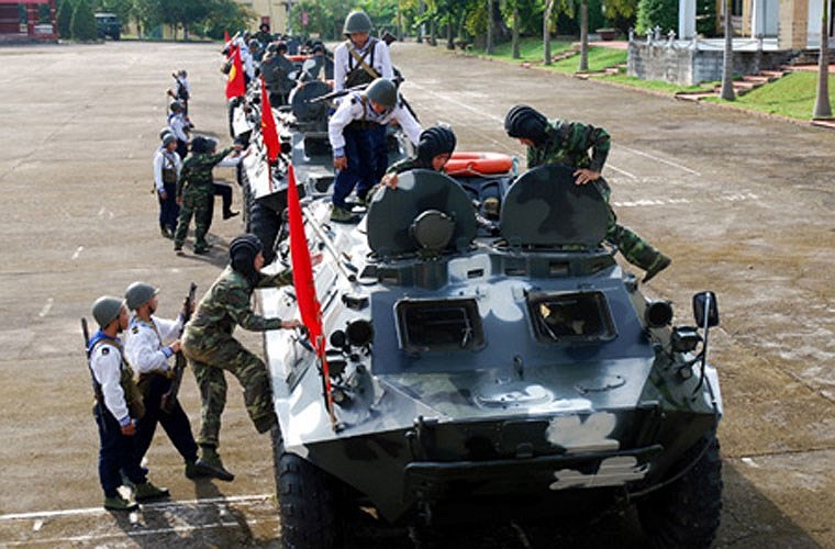 Đây là loại xe bọc thép chở quân do Liên Xô sản xuất, có thể chở được 14 người trong xe, chưa kể có thể bám trên nóc xe. 