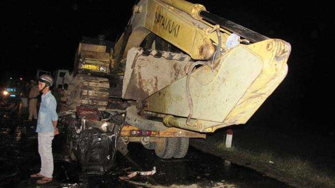 Chiếc xe múc nằm sửa chữa bên đường - Ảnh: Công Tâm