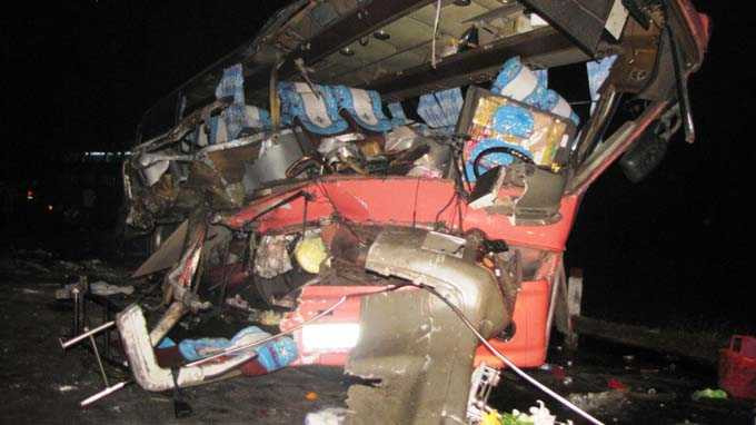 Xe khách 77B-00486 tông vào húc xe múc bị tan nát phần trước - Ảnh: Công Tâm