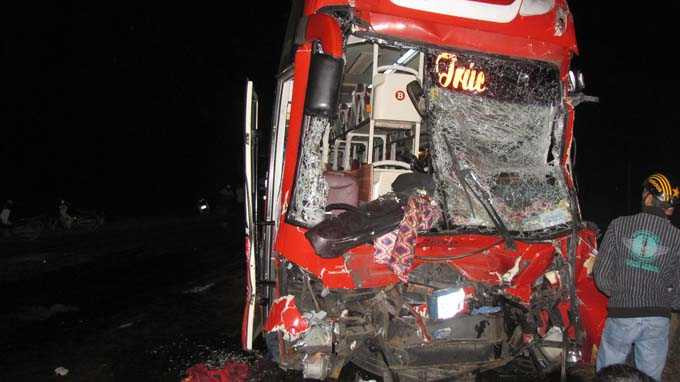 Xe khách 76B-00378 lao tiếp vào đuôi xe 77B-00486 bẹp dúm phần đầu - Ảnh: Công Tâm