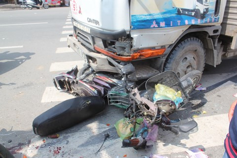 TP.HCM, tai nạn, quốc lộ 22, xe tải, xe máy, đèn vàng, nguy kịch, ngã ba Bùi Môn