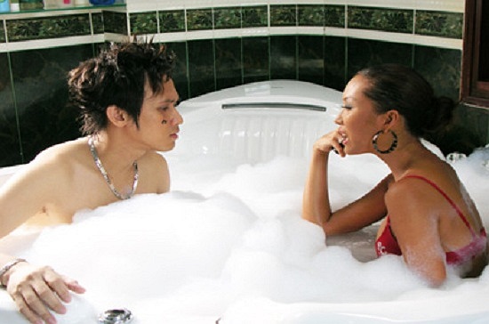 Bộ phim 'Chuông reo là bắn' phản cảm đến mức nhiều người đã phải gọi bằng cái tên 'Chuông reo là cởi'.