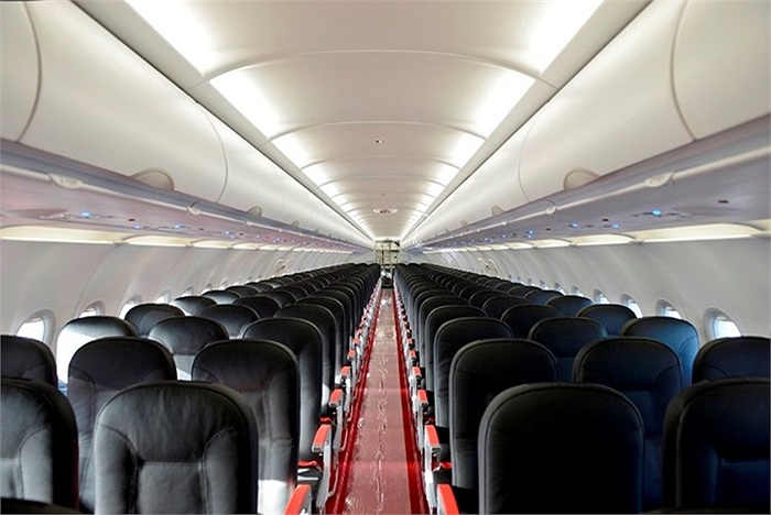 A320 Sharklet có sức chứa khoảng 130-188 người, khoang hành khách bên trong được chia thành hai dãy với 6 ghế ngồi mỗi hàng. 