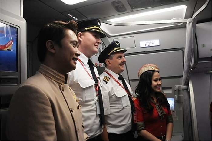 Đội ngũ phi công và tiếp viên trên chuyến bay đầu tiên bằng máy bay A320 Sharklet mang biểu tượng Pepsi. 