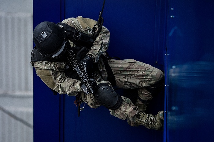 Tiếp cận mục tiêu từ nóc tòa nhà