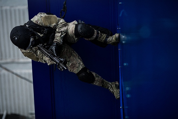 Di chuyển như người nhện trên các bức tường thẳng đứng