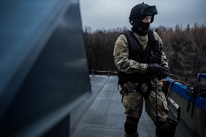 Tại điểm xuất phát trên nóc tòa nhà, nơi có con tin bị khống chế