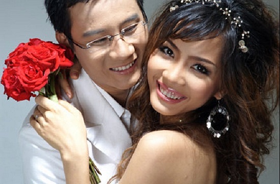 So với các thành viên còn lại trong AC&M và những ca sĩ nam khác, Hoàng Bách kết hôn ở độ tuổi khá trẻ.