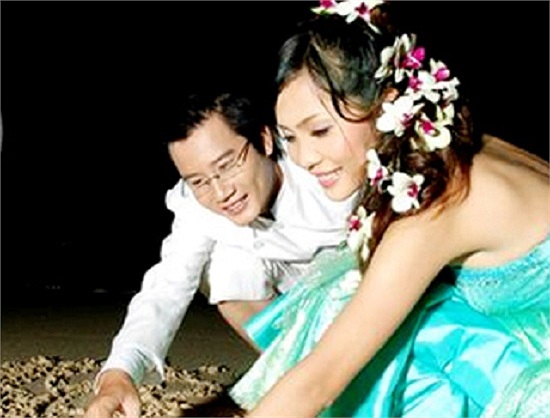 Quen bà xã trong loạt show diễn chung tại các chương trình cổ động SEA Games 23, vô tình gặp lại trong một lần biểu diễn ở Nhà hát Lớn Hà Nội, Hoàng Bách quyết định 'rước nàng về dinh' sau 3 năm tìm hiểu.