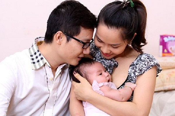 Nhiều người đồn rằng, vợ là con của sếp lớn nên Hoàng Bách mới chấp nhận cưới sớm như thế (lúc anh 26 tuổi).