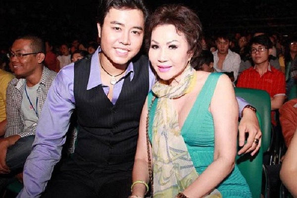 Nam người mẫu trẻ Vũ Hoàng Việt chính thức công khai người yêu U60 tháng 7/2012. Ngay sau đó, mối tình này đã gặp phải sóng gió dư luận. 