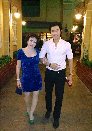 Công chúng cho rằng, quan hệ này thực ra là một sự đổi chác giữa người phụ nữ luống tuổi thiếu tình cảm và một chàng trai trẻ cần chỗ dựa kinh tế.