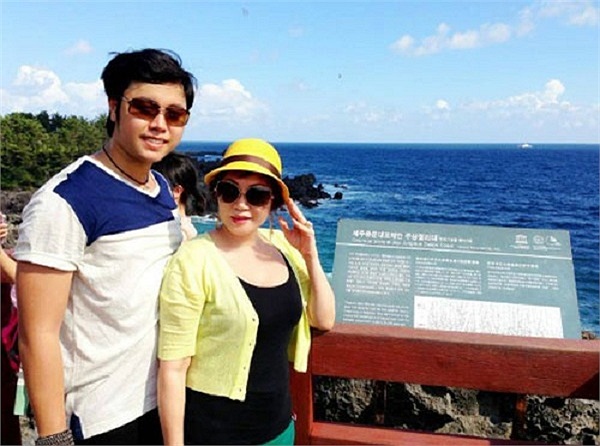 Sau hơn một năm tình cảm bền chặt, giờ đây, Vũ Hoàng Việt và người yêu Thúy Hoàng đã chứng minh được tình cảm và khiến công chúng phải nhìn nhận lại tình yêu không tuổi tác.